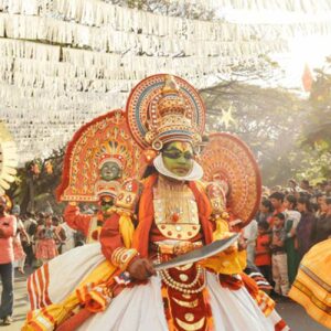 Danseurs traditionnels de Kathakali et Theyyam du Kerala, Inde du Sud.