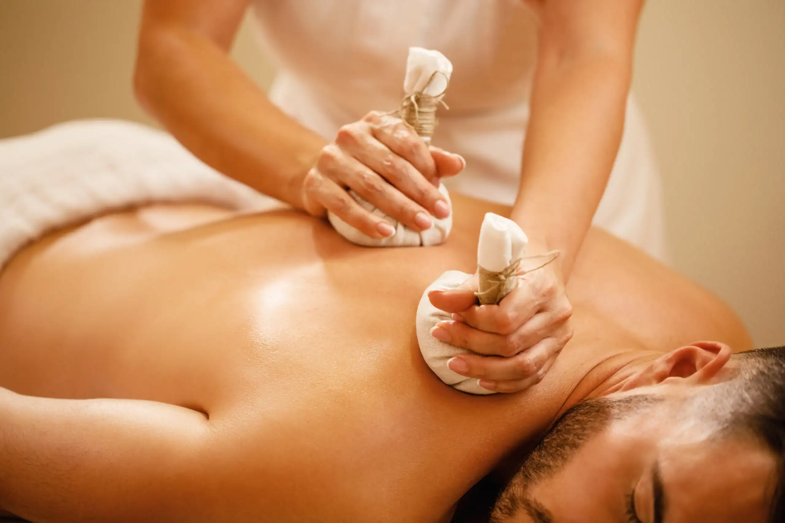 closeup-man-getting-back-massage-with-detox-herbal-balls-health-spa (2)